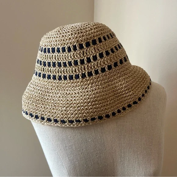 Liz Claiborne | Accessories | Vintage Liz Claiborne Tan  display picture 1